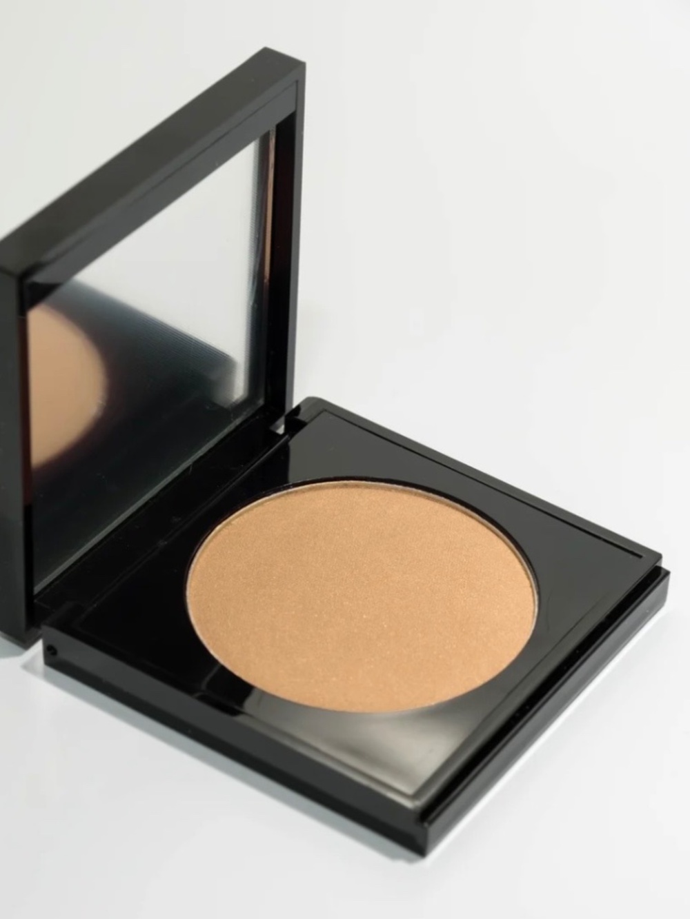 Laritzy Cosmetics LUXE POWDER PRESSED BLUSH in Soft Apricot